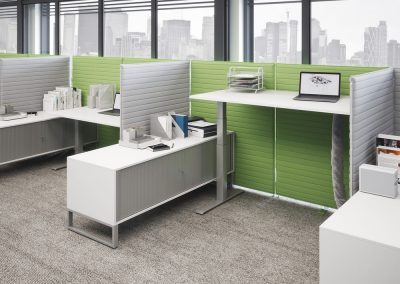 Bureau individuel design et pratique, offrant un espace de travail personnel optimisé pour la productivité et le confort