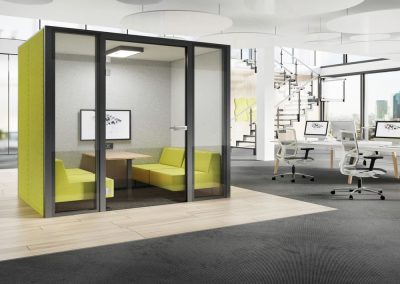 Bureau individuel moderne avec mobilier ergonomique, conçu pour un environnement de travail personnel et confortable